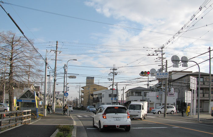 荒木町西の交差点（左手にサンエー、右手にセブンイレブン）