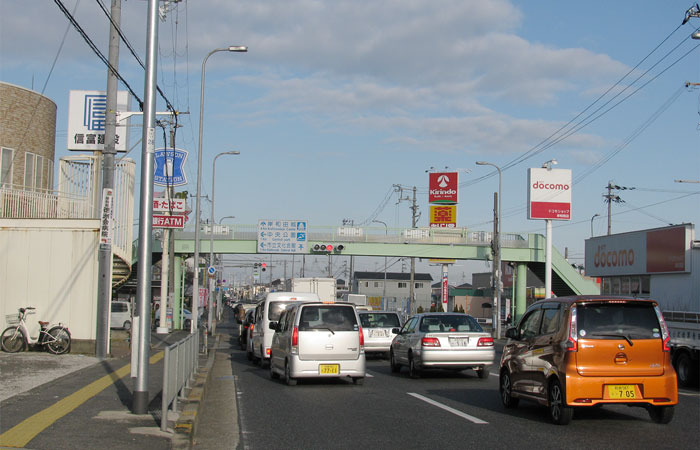 東方面（山側）からの経路【1】 中井町西の交差点（左手にローソン、右手にドコモショップ）を左折