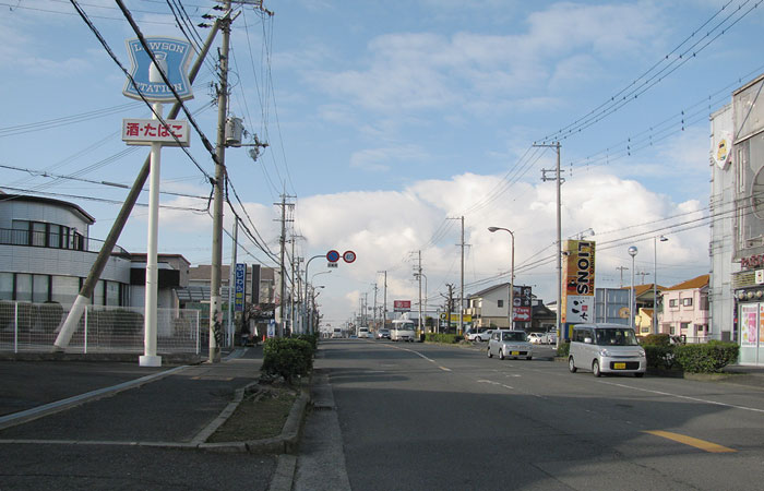 北方面（山側）からの経路【2】 左折してすぐ左先に「桜珈琲」が見えるのでこれをこえて